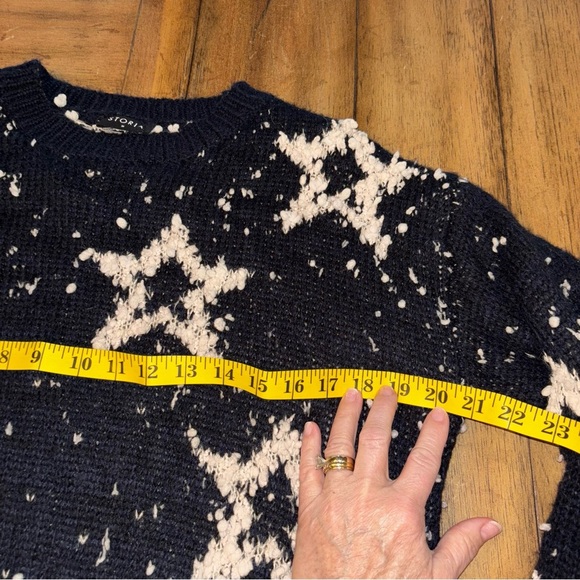 Storia 3D Fuzzy Star Cropped Sweater, Medium, Navy Blue - Picture 6 of 7